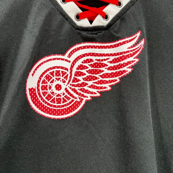Red Wings V neck Shirt XL Women's Lace up top NHL Detroit Hockey - Picture 5 of 6